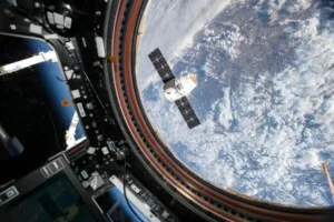 La capsule Dragon au départ de l'ISS Crédits : NASA